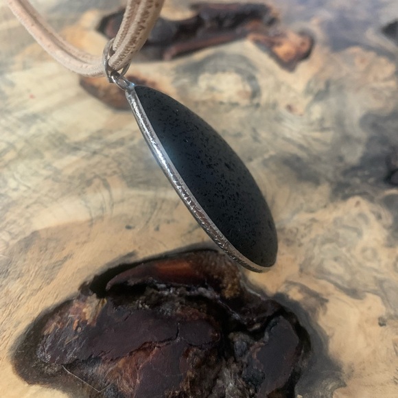 Elegant Black Pendant Necklace - Picture 5 of 10